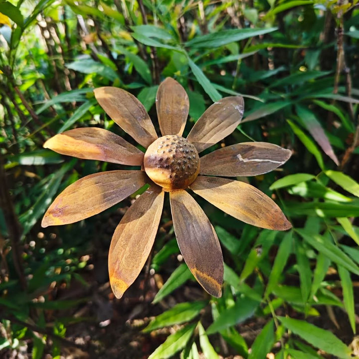 Unik rustik kamomill design på trädgårdspåle av metall, en rostig blomsterskulptur för utomhuskonst.