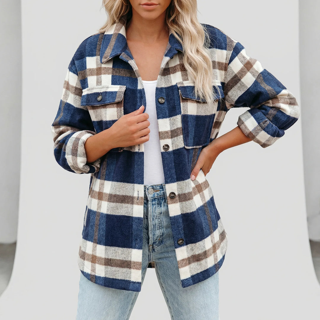 Rutig dam skjortjacka, höftlång med bröstfickor. Bekväm och trendig övertröja för en avslappnad look.