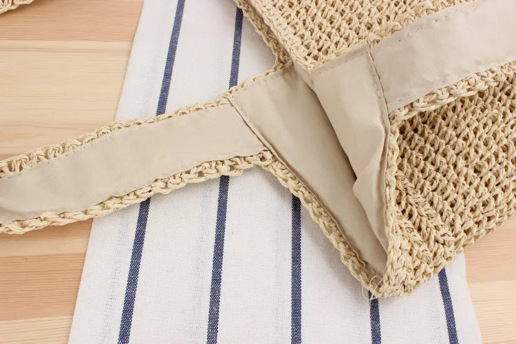 Beige toteväska för kvinnor, rymlig och praktisk axelväska för en solig dag.