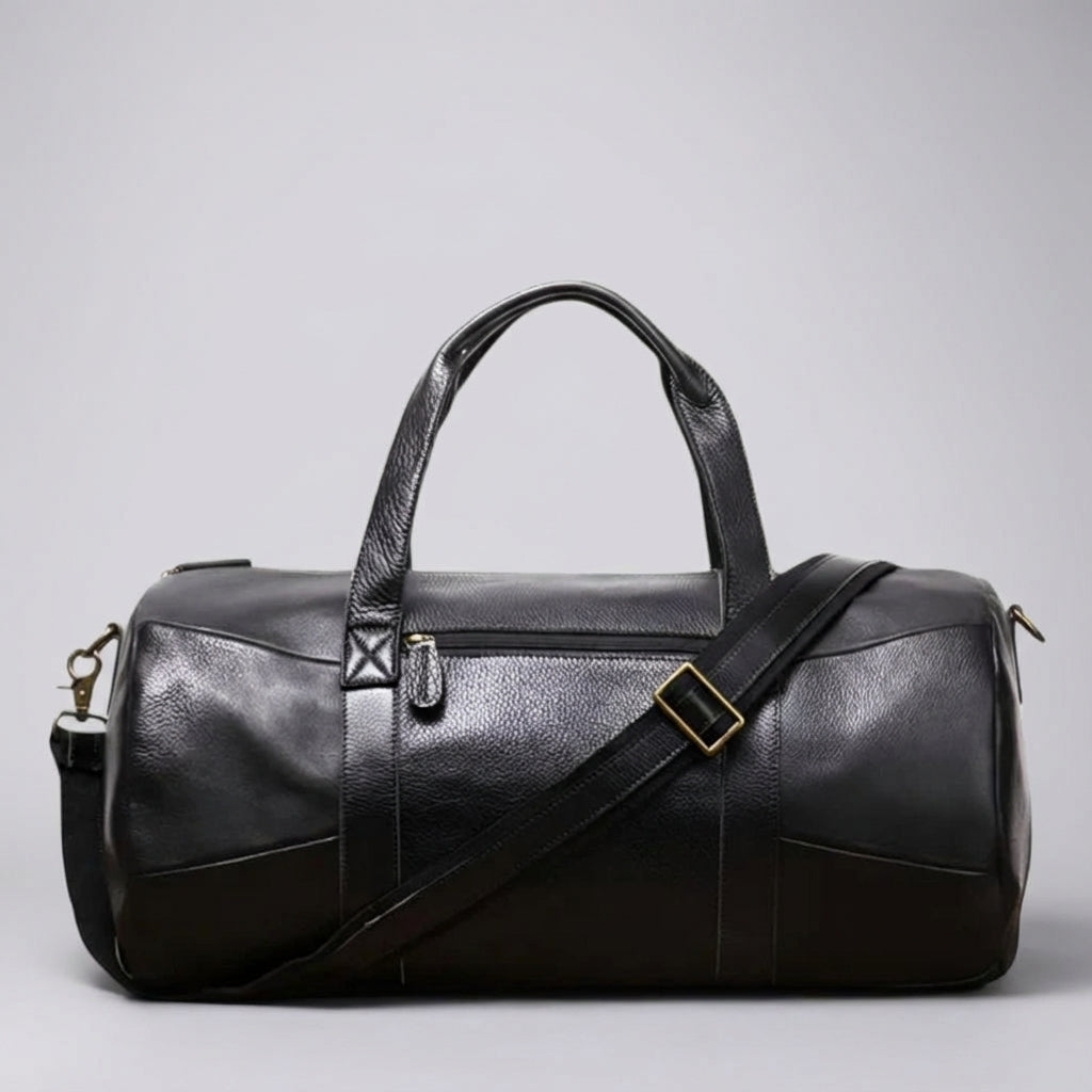Stilren unisex duffelväska i svart design med praktisk axelrem, idealisk för weekendresor och handbagage.