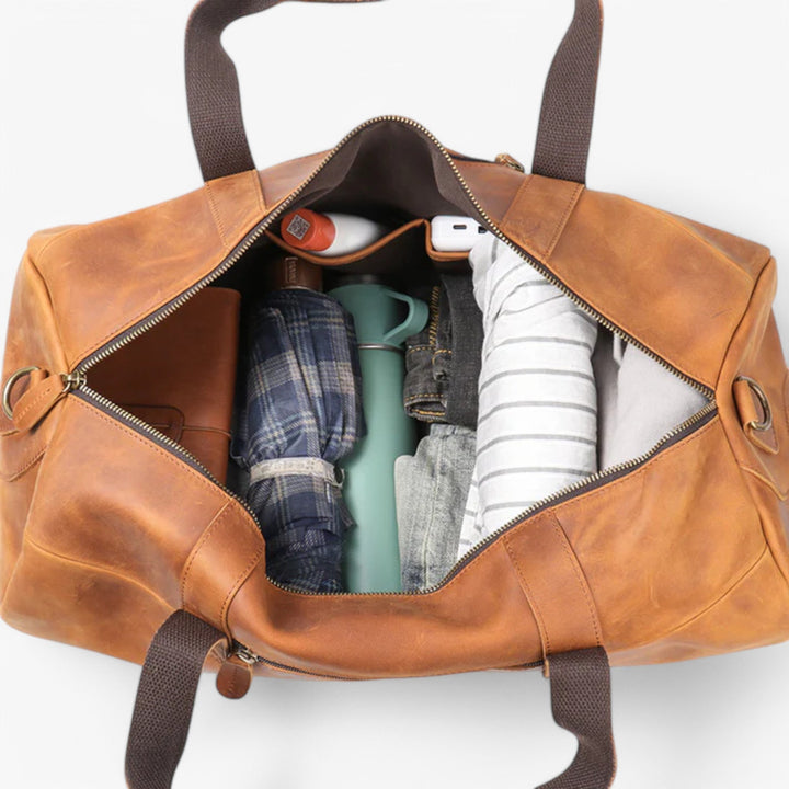Mångsidig weekendväska med bekväm axelrem, perfekt som resväska eller duffel för kortare turer.