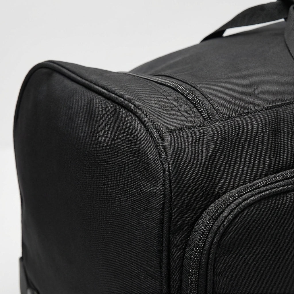 Stor och robust resväska med tåliga hjul, perfekt för enkel transport av mycket bagage.