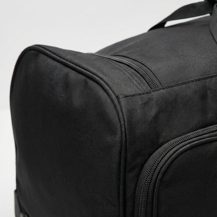 Stor och robust resväska med tåliga hjul, perfekt för enkel transport av mycket bagage.