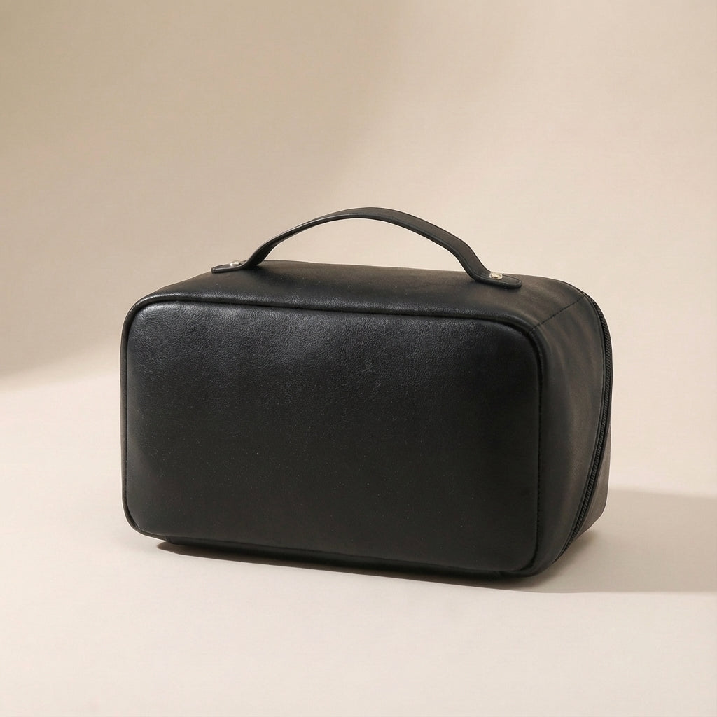 Praktisk sminkväska med genomtänkta fack för smink och kosmetika. En rymlig beautycase för damer.