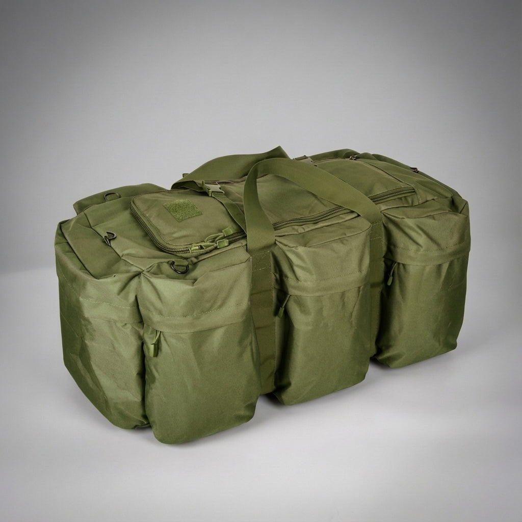 Fullpackad äventyrsduffelväska, visar effektiv förvaring för utrustning & kläder på långa resor.