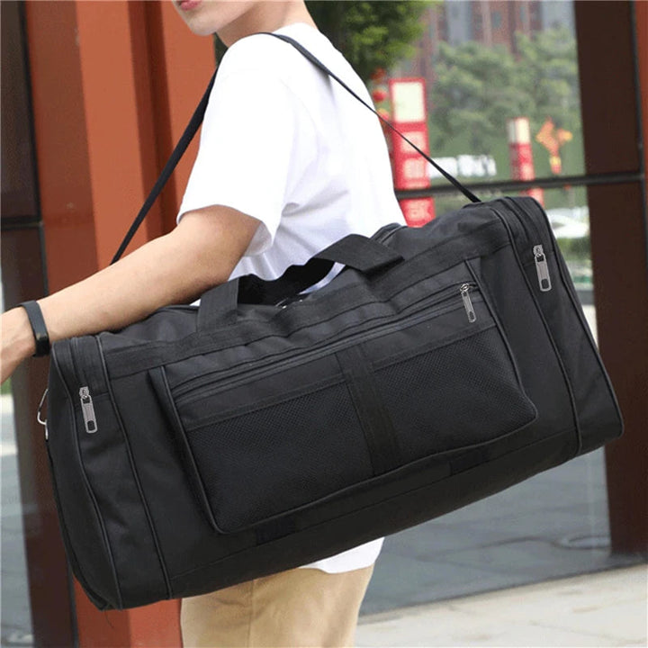 Mångsidig 40L duffelväska i slitstark nylon. Perfekt resekamrat för sport och weekendresa.