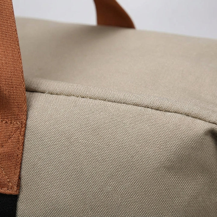 Stilren weekendväska och handbagage för unisex. Rymlig duffelväska med våtfack, perfekt för korta resor.