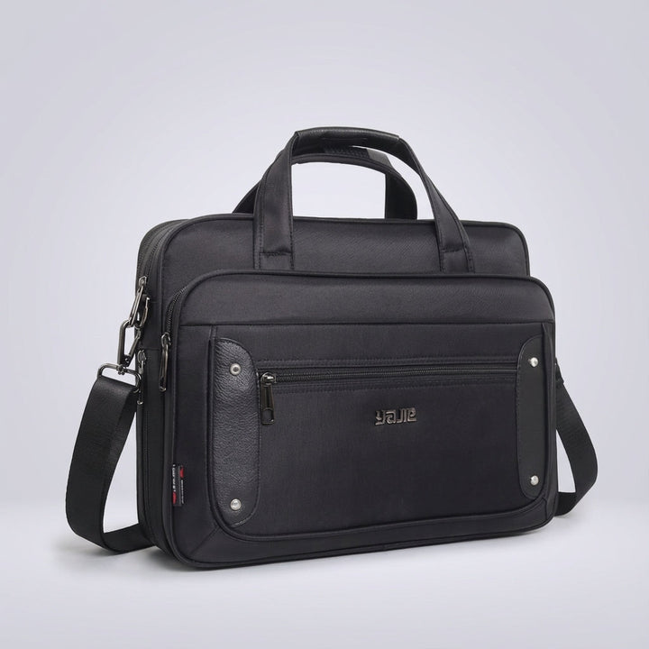Stor rymlig laptopväska för studenter och pendlare. Erbjuder säker förvaring av dator, böcker och tillbehör.