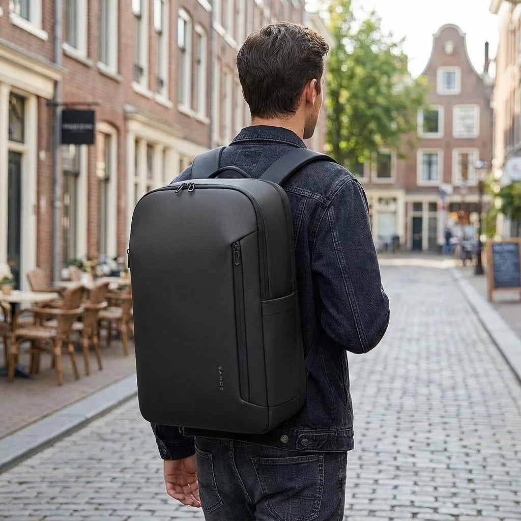 Rymlig, väderbeständig laptop reseryggsäck i grått. Perfekt för pendling och resor, med organiserad förvaring.