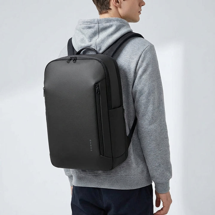 Öppen Transitex ryggsäck visar organiserade fack för laptop, surfplatta och tillbehör. Smidig och rymlig förvaring.