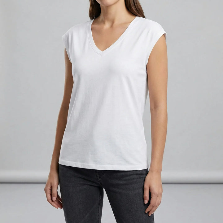Dam t-shirt Eva med ledig passform och klassisk v-ringning. En stilren vardagströja i mjukt material.