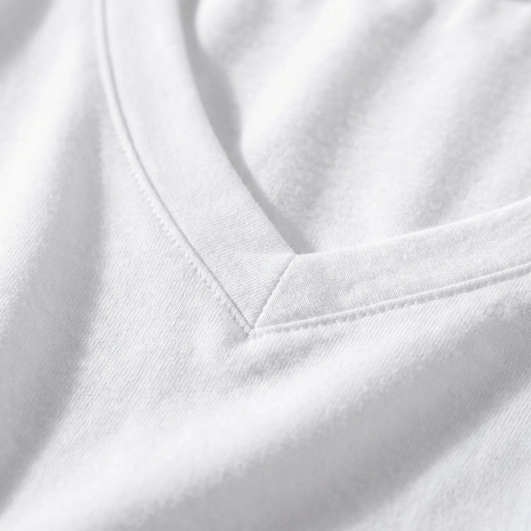 Bekväm sommar topp: rymlig v-ringad dam t-shirt med korta ärmar. Ett mångsidigt casual plagg.