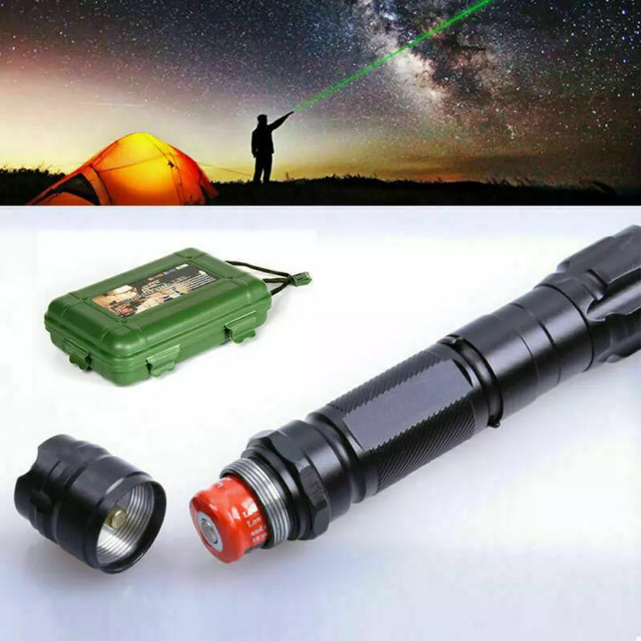 Person som använder grön laserpekare för stjärnskådning på natten