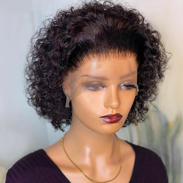 Kort lockig pixie bob peruk med naturtrogen spetsfront