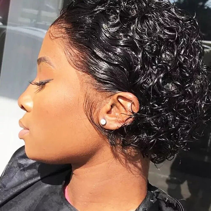 Närbild på lockar och spetsdetalj i dam peruk