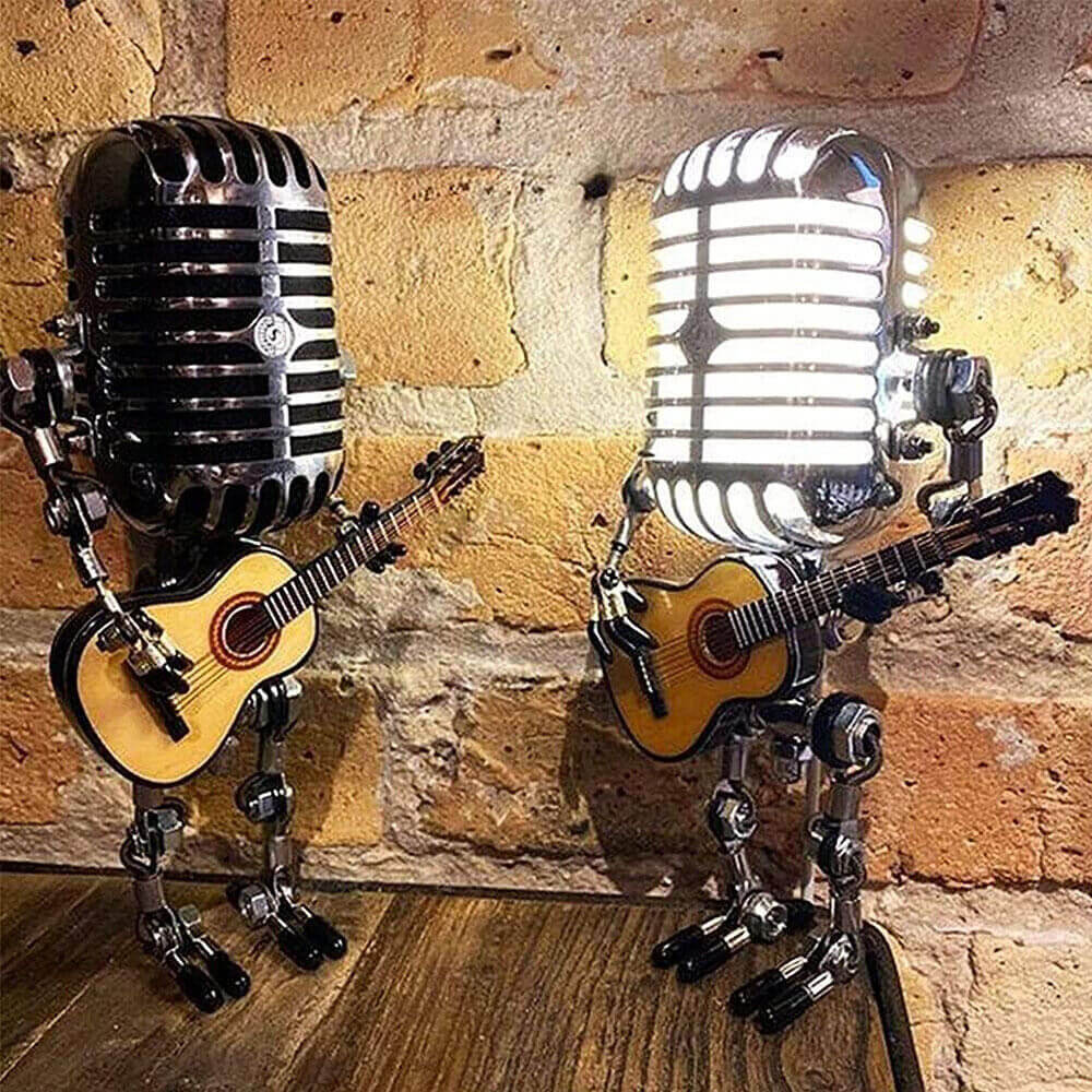 Två retro robotlampor med mikrofon och gitarr placerade bredvid varandra