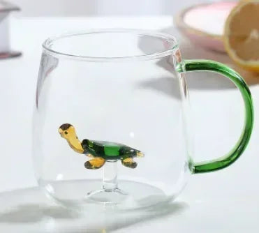 Njut av kalla drycker med denna söta djurformade mugg i borosilikatglas. Unik & lekfull design.