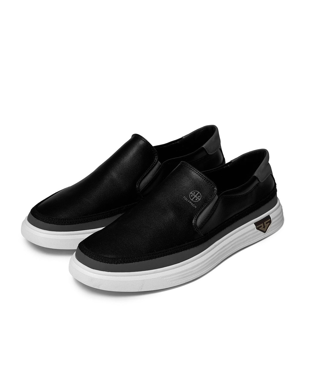 Detaljbild på hälpartiet av beiga slip-on-skor för herrmode