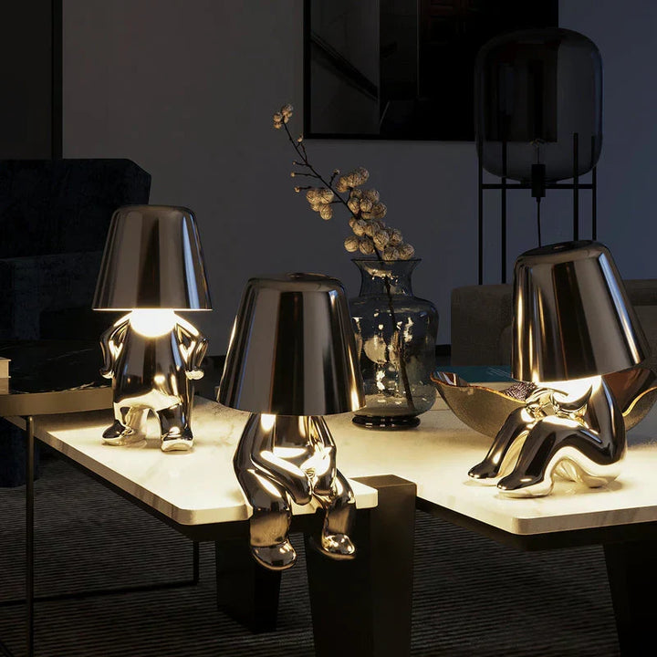 Stämningsfull belysning från en designad bordslampa i modern hemmiljö