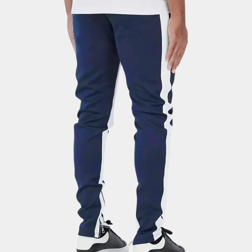 Baksida av blå herr joggingbyxa Finn med slim fit passform