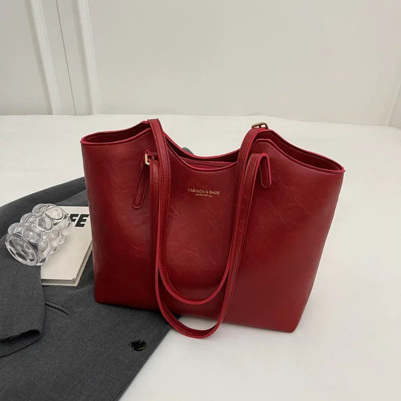 Röd Clara handväska med vintagefinish och eleganta handtag