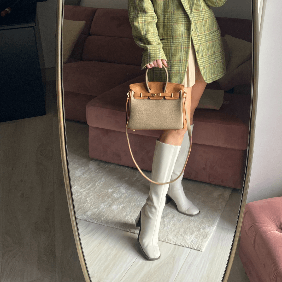 Elegant beige axelremsväska för dam, perfekt som vardags- och festväska med modernt utseende.