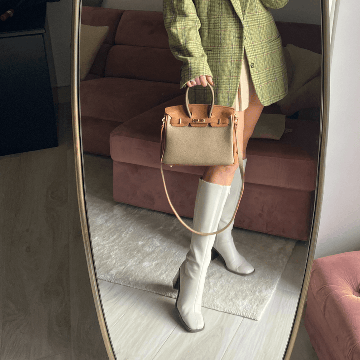 Elegant beige axelremsväska för dam, perfekt som vardags- och festväska med modernt utseende.