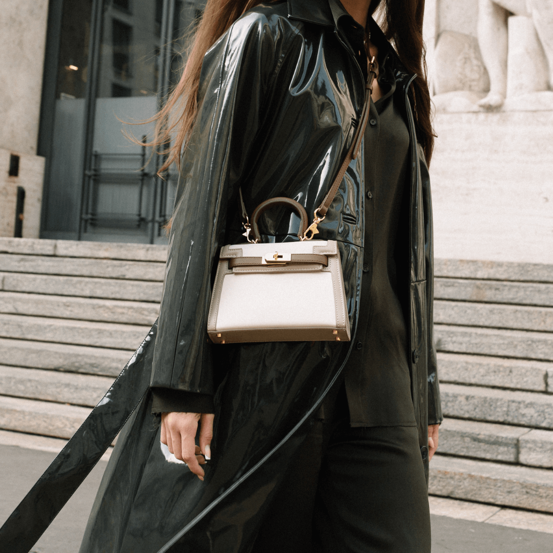 Kvinna som bär Gabi handväska utomhus