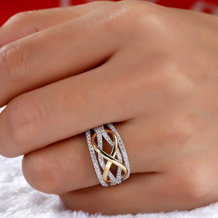 Sammanlänkade ringar i hållbar legering, elegant design. Perfekt som symbol för kärlek mellan mor och dotter.