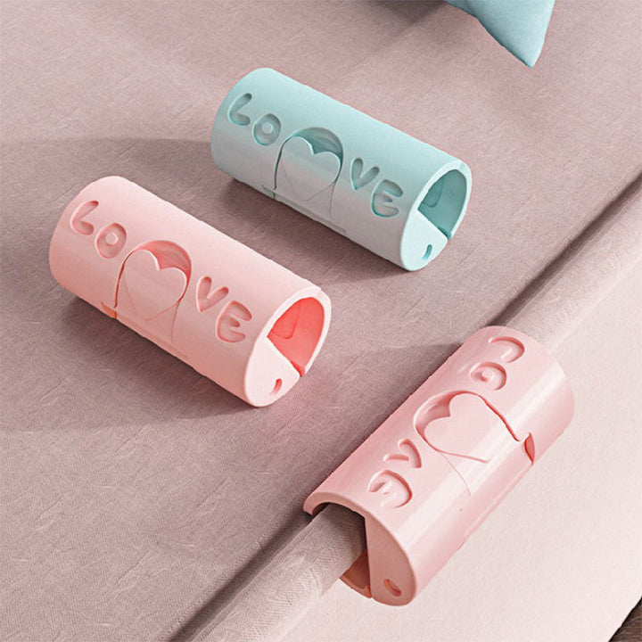 "Sänglakanhållare utan nålar i blå och rosa, funktionell och stilren, av slitstarkt ABS-material för prydligt sovrum."