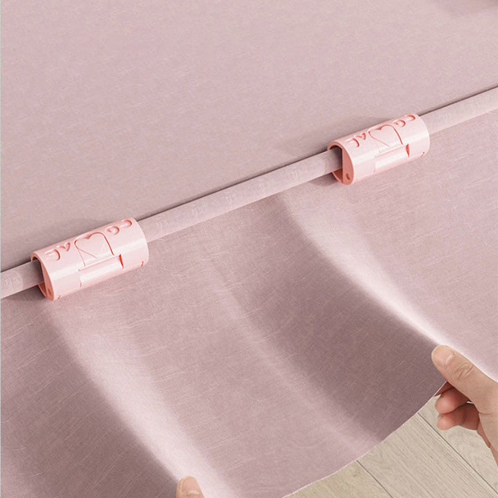 "Sänglakanhållare utan nålar i blå och rosa, funktionell och stilren, av slitstarkt ABS-material för prydligt sovrum."