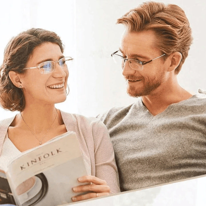 Unisex SapphireView glasögon, multifokala, med blåljusfilter. Flexibla bågar för digital ögonvård & komfort.