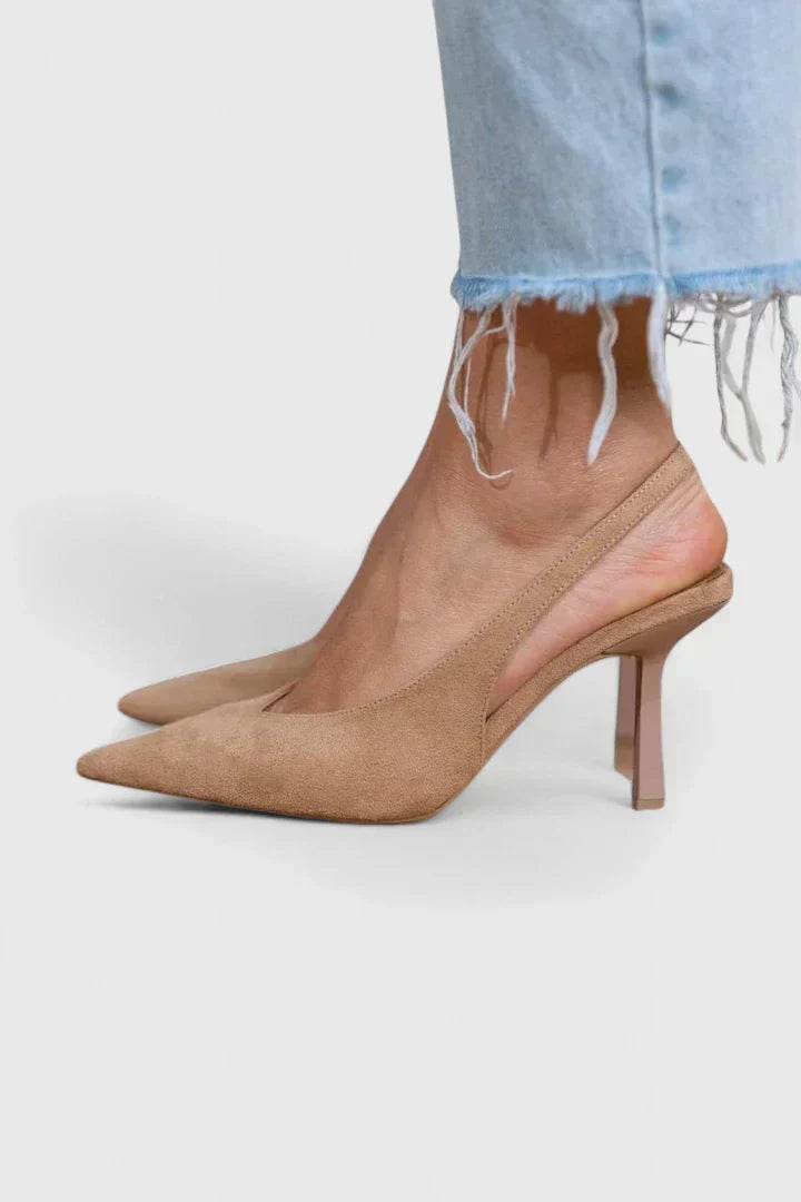 Sida av bruna Ysabelinne klackar med slingback-design på kvinna