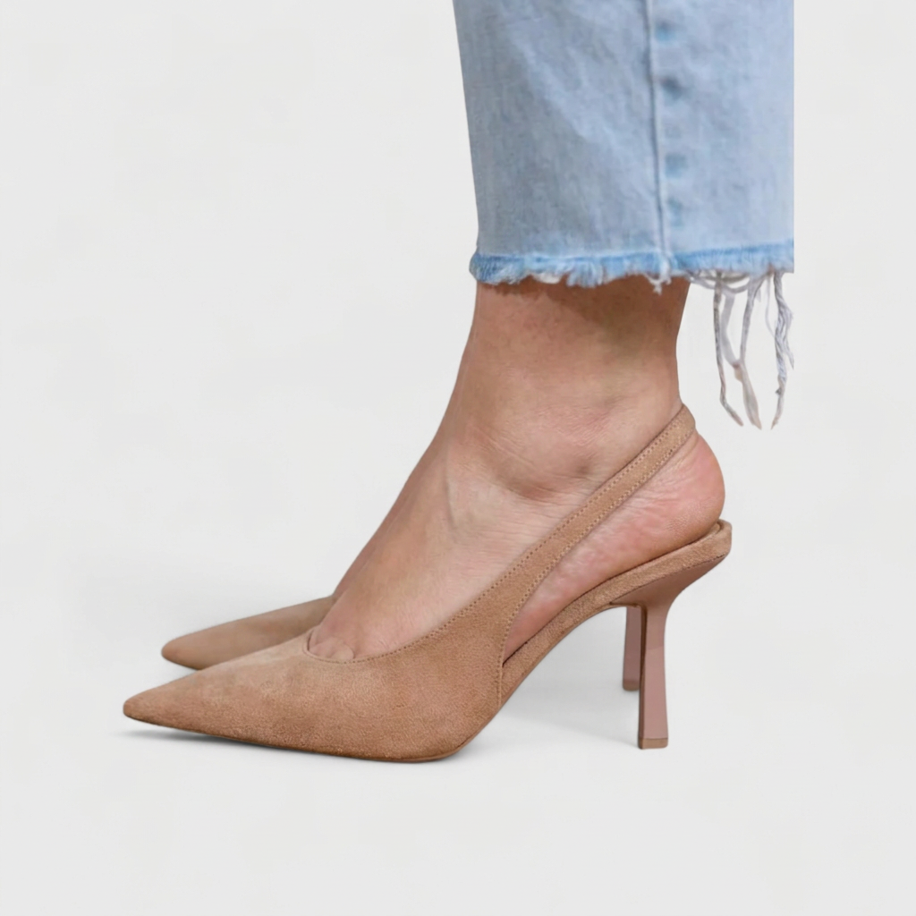 Vesper klackskor i beige på fot matchade med ljusa jeans