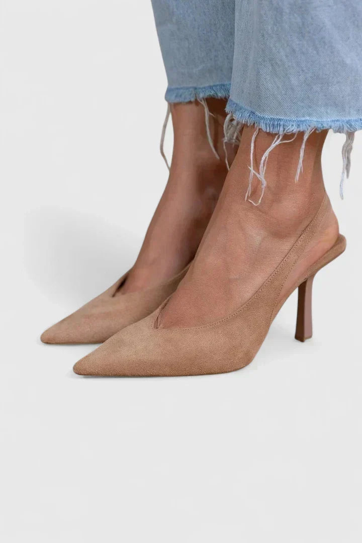 Närbild på bruna damklackar med elegant spetsig tå och stabil klack