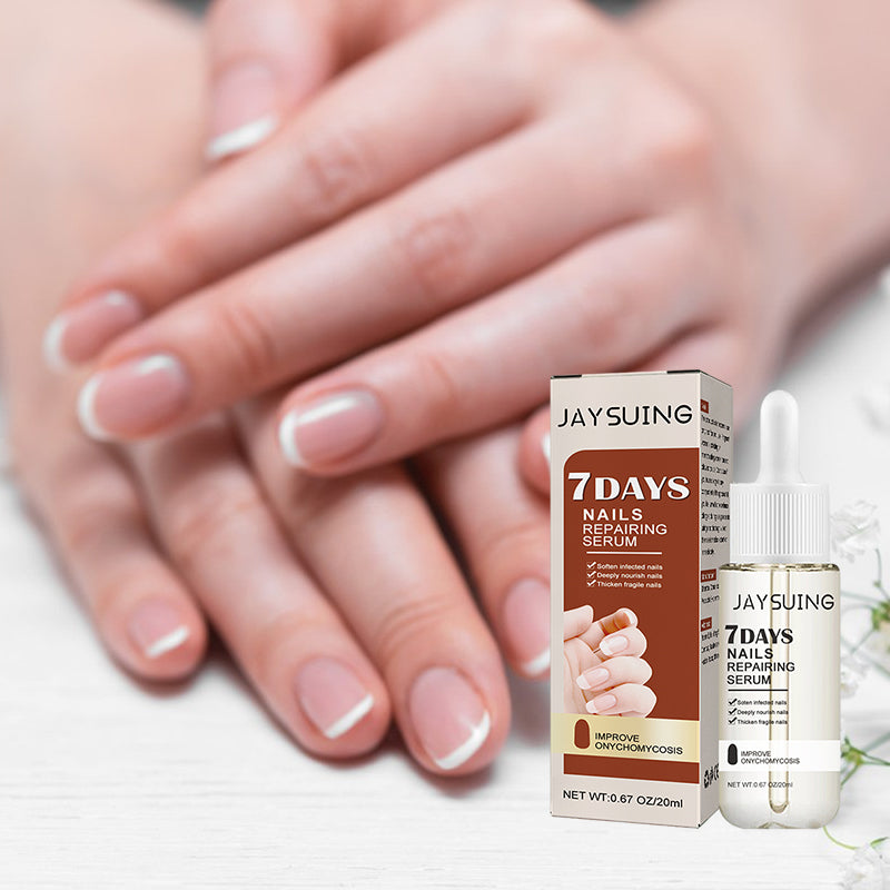 Serumflaska för nageltillväxt på vit bakgrund, snabb effekt 7 dagar, för starkare och längre naglar i 20ml förpackning.