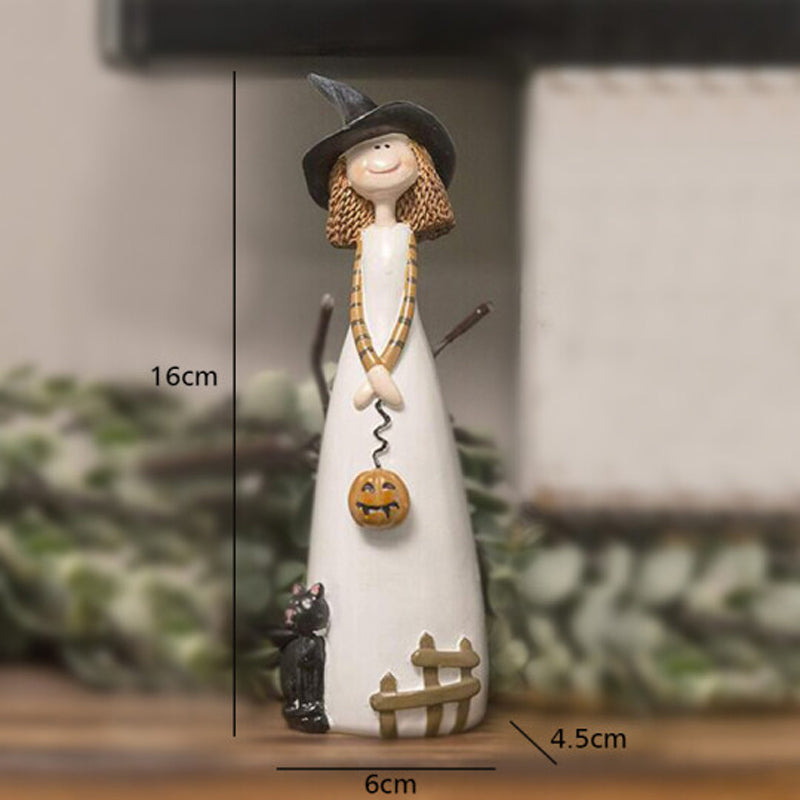 "Set med 3 Halloween häxor i detaljrikt resin, med spetsiga hattar, spindlar, pumpor och en svart katt på stabil bas."
