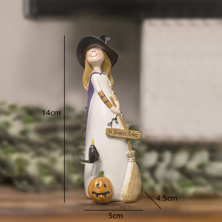 "Set med 3 Halloween häxor i detaljrikt resin, med spetsiga hattar, spindlar, pumpor och en svart katt på stabil bas."