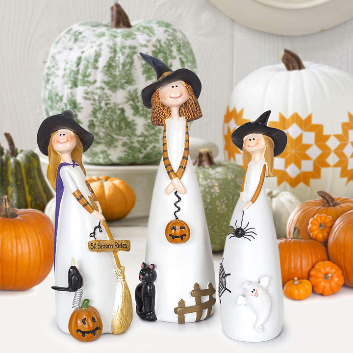 "Set med 3 Halloween häxor i detaljrikt resin, med spetsiga hattar, spindlar, pumpor och en svart katt på stabil bas."