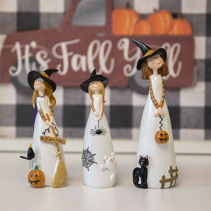 "Set med 3 Halloween häxor i detaljrikt resin, med spetsiga hattar, spindlar, pumpor och en svart katt på stabil bas."