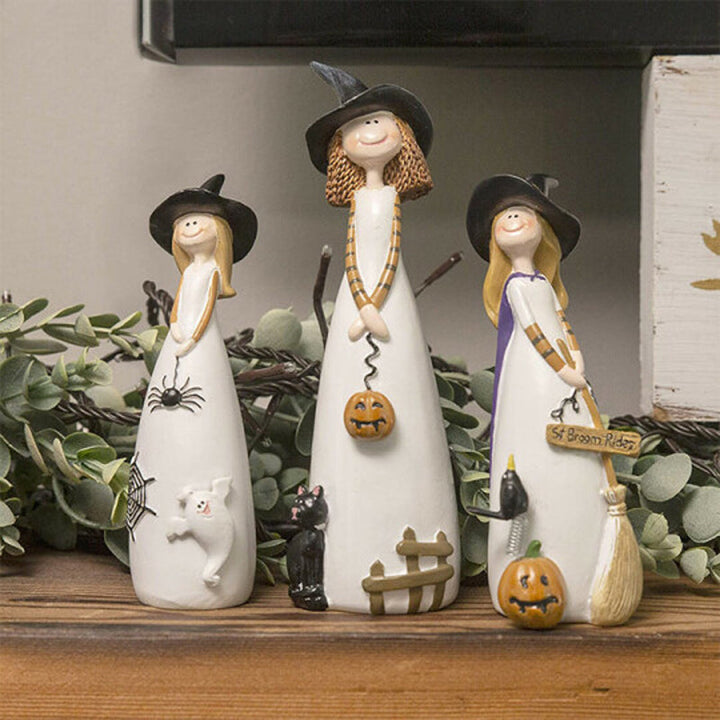 "Set med 3 Halloween häxor i detaljrikt resin, med spetsiga hattar, spindlar, pumpor och en svart katt på stabil bas."