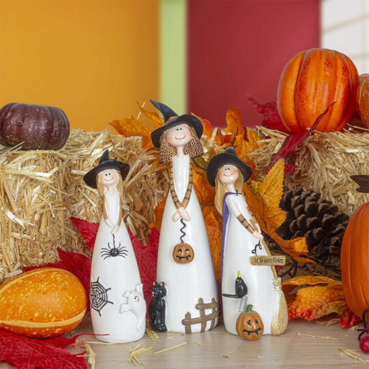 "Set med 3 Halloween häxor i detaljrikt resin, med spetsiga hattar, spindlar, pumpor och en svart katt på stabil bas."