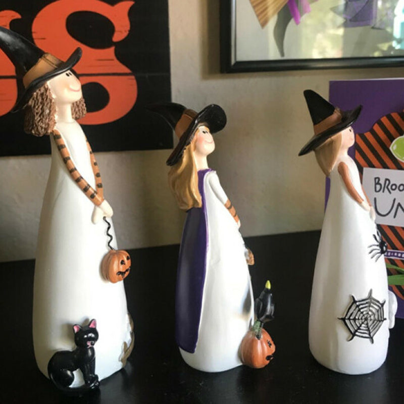 "Set med 3 Halloween häxor i detaljrikt resin, med spetsiga hattar, spindlar, pumpor och en svart katt på stabil bas."