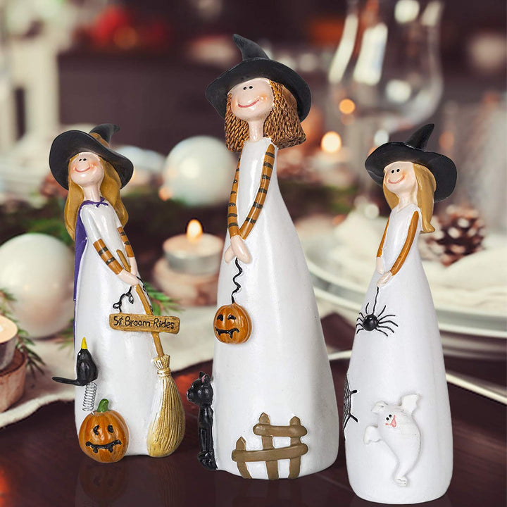 "Set med 3 Halloween häxor i detaljrikt resin, med spetsiga hattar, spindlar, pumpor och en svart katt på stabil bas."
