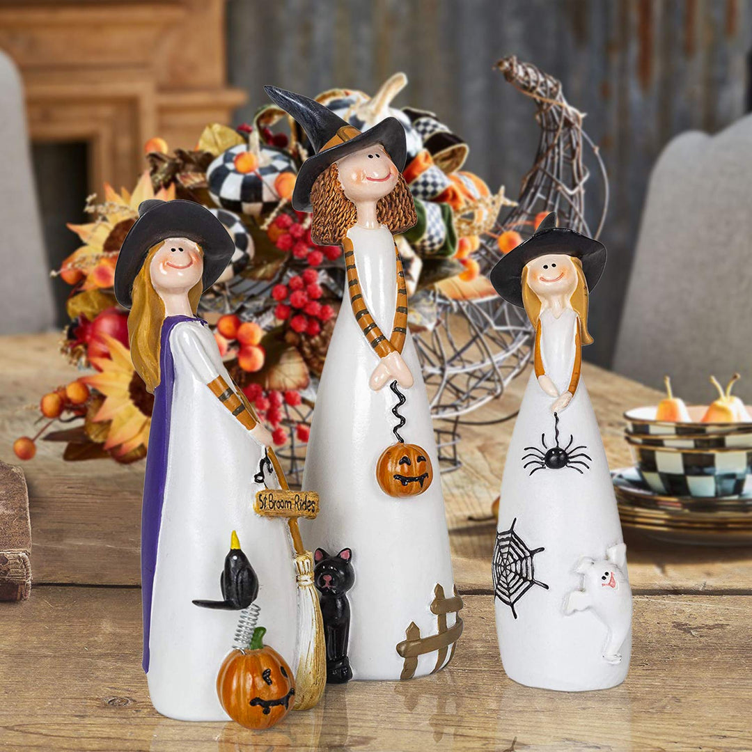 "Set med 3 Halloween häxor i detaljrikt resin, med spetsiga hattar, spindlar, pumpor och en svart katt på stabil bas."
