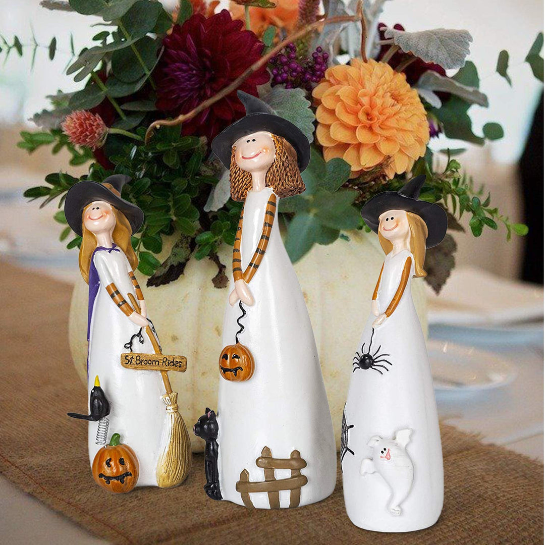 "Set med 3 Halloween häxor i detaljrikt resin, med spetsiga hattar, spindlar, pumpor och en svart katt på stabil bas."
