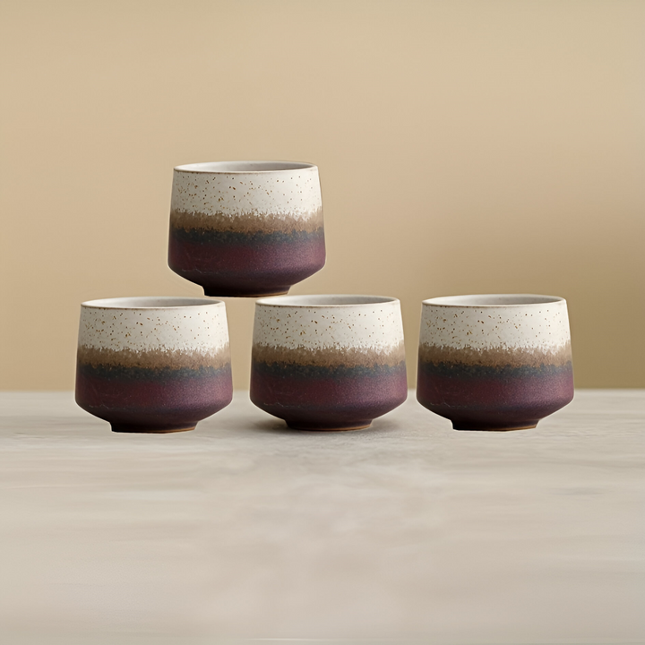 Fyllda 200 ml keramiska kaffekoppar i 4-pack, redo att serveras. Njut av kaffe eller latte.