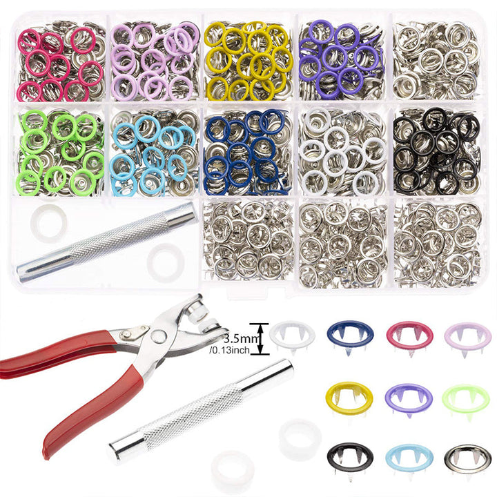Set med färgglada metall snäppknappar i olika nyanser, idealiska för syprojekt och reparation av kläder och accessoarer.