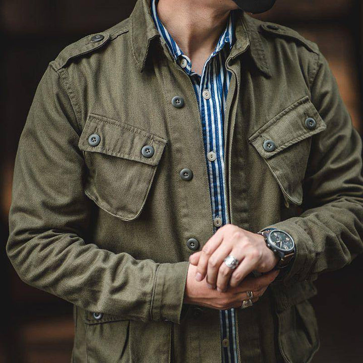 Man iklädd grön militärinspirerad field jacket med bröstfickor och detaljer