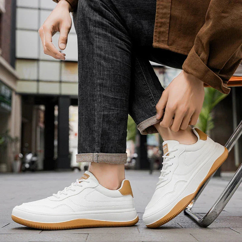 Man som bär vita sneakers på stadens gator
